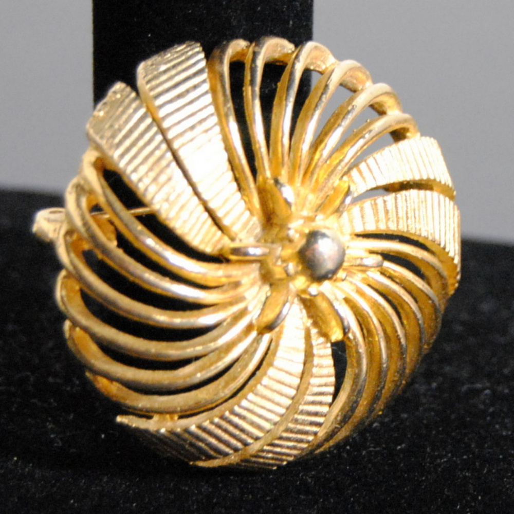 Gold Brooch Pin Sunburst Flower